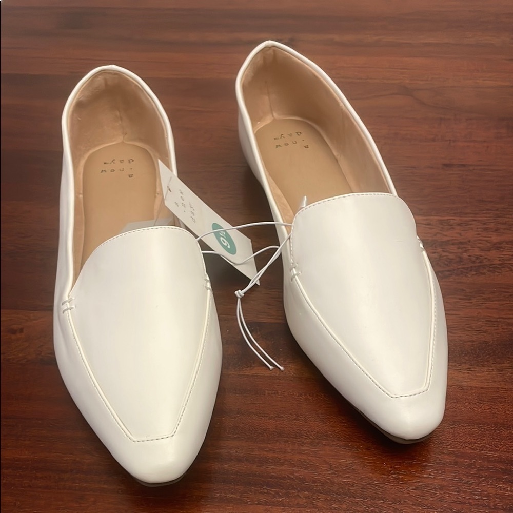 A new day shoe Cream Women's Slip On Memory Foam Loafers New Size 9.5